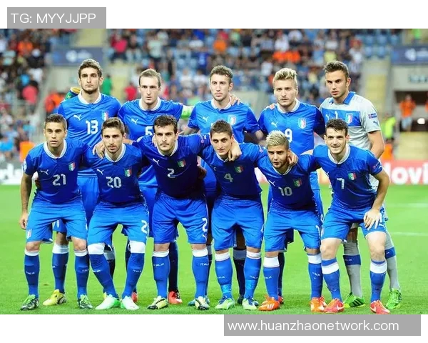 足球明星齐聚一堂合影留念展现荣耀与友谊的瞬间 足球明星齐聚一堂合影留念展现荣耀与友谊的瞬间